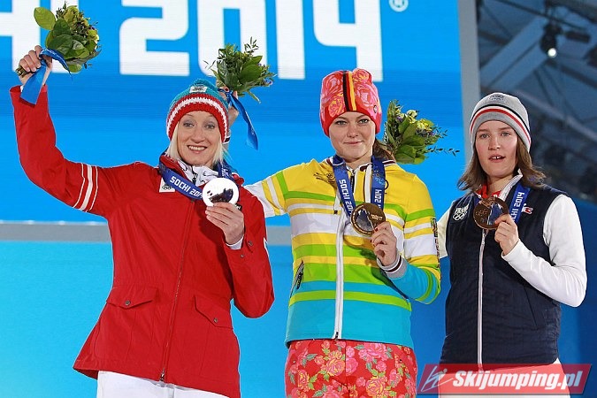 057 Daniela Iraschko-Stolz, Carina Vogt, Coline Mattel